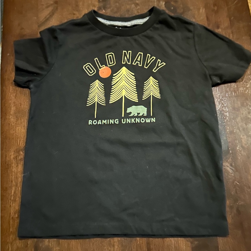 Boys Old Navy size s (6-7) logo tee.
